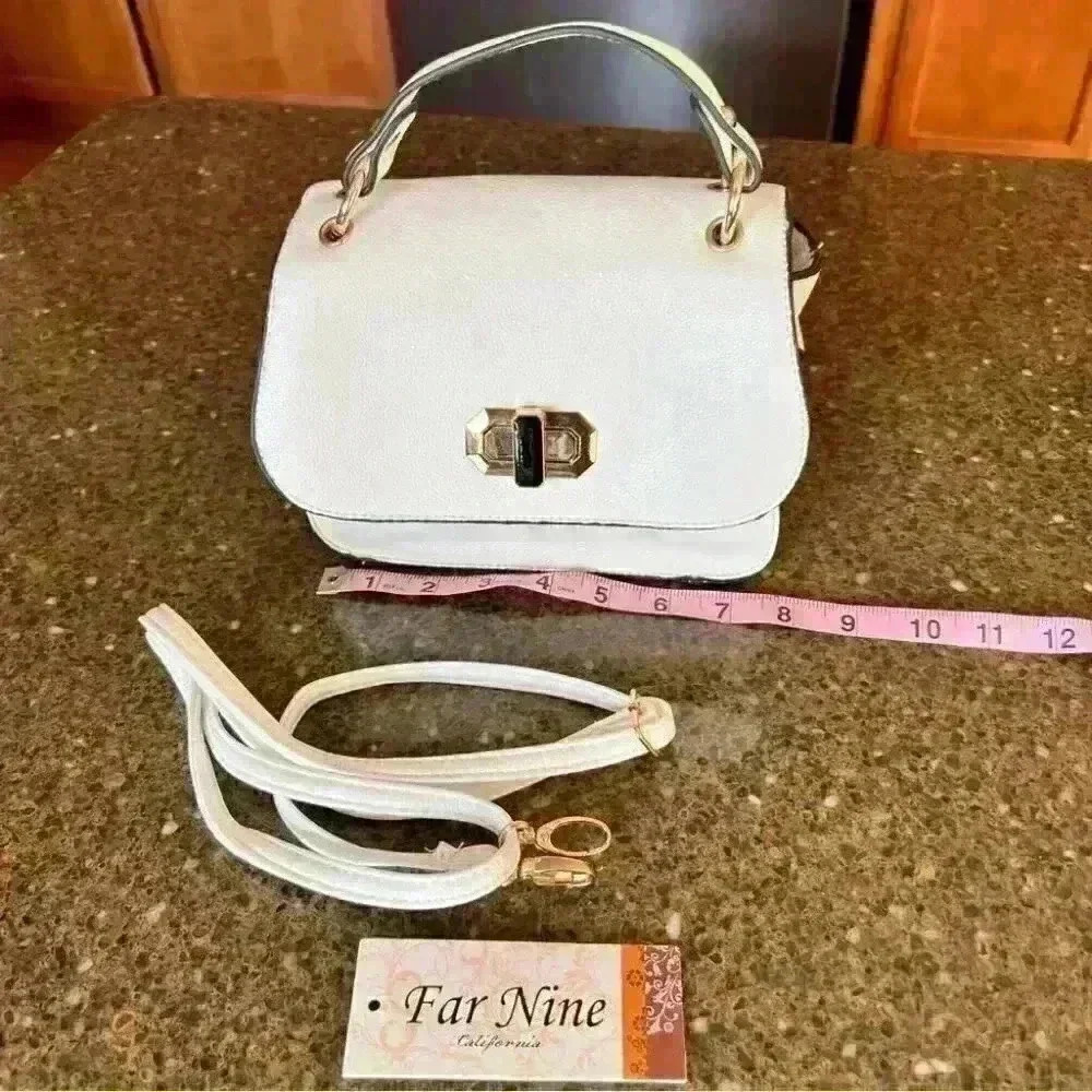 BOUTIQUE Style adorable small white purse / handbag with gold hardware and strap - Picture 5 of 16